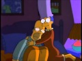 Marge le canta a Homero