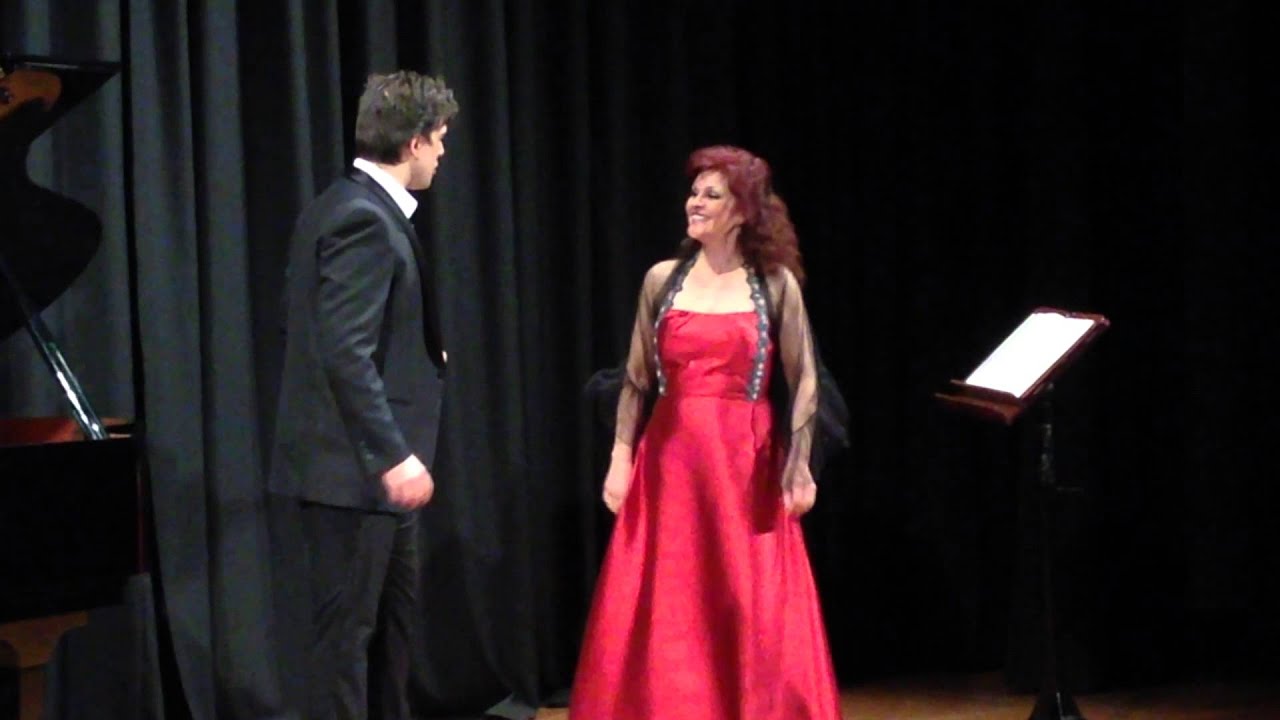 Maria Jose Martos and Javier Landete sings "hace tiempo que vengo al taller".