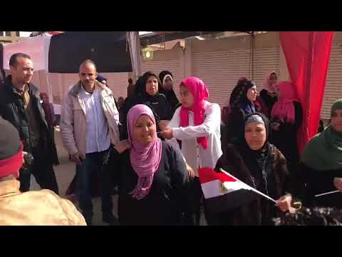الناخبون يتراقصون أمام مدرسة نجيب محفوظ للتعليم الأساسي