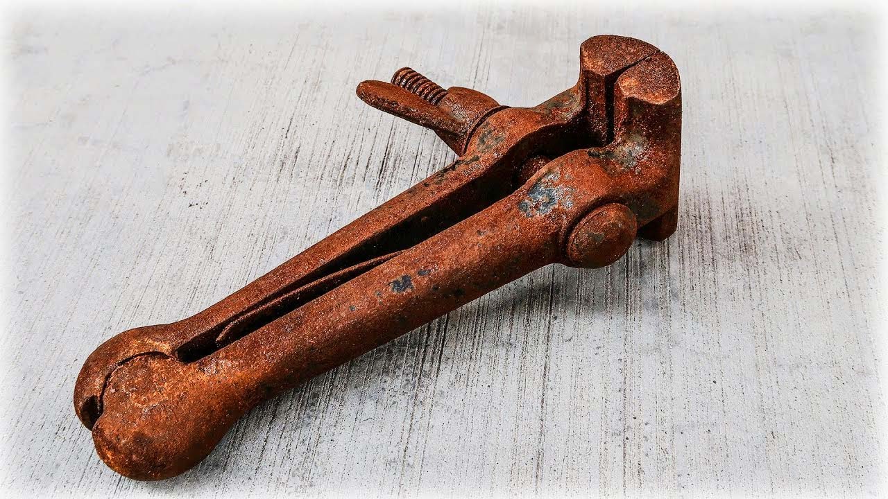 Restoration of a very rusty hand vice!