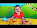 Малыш Даник играет с черепашкой и шариками ORBEEZ - Развлекательное видео для детей
