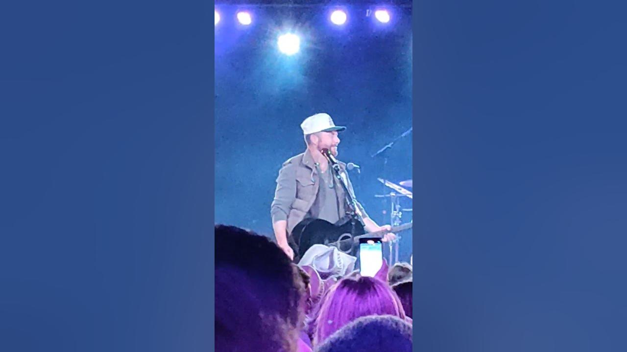 chris-lane-forgets-lyrics-on-stage-youtube