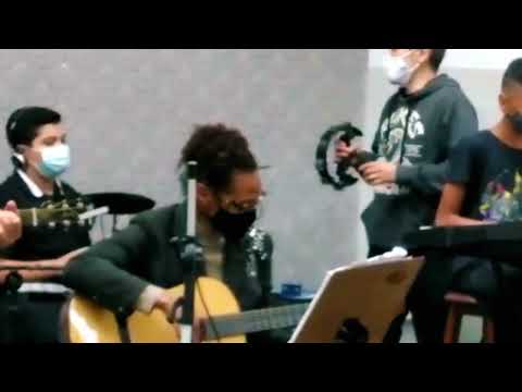 Cecília tocando violão na igreja
