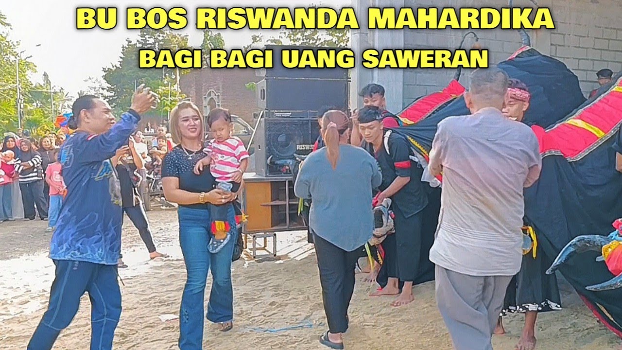 Bu bos riswanda Mahardika bagi bagi uang saweran acara mberot di markas