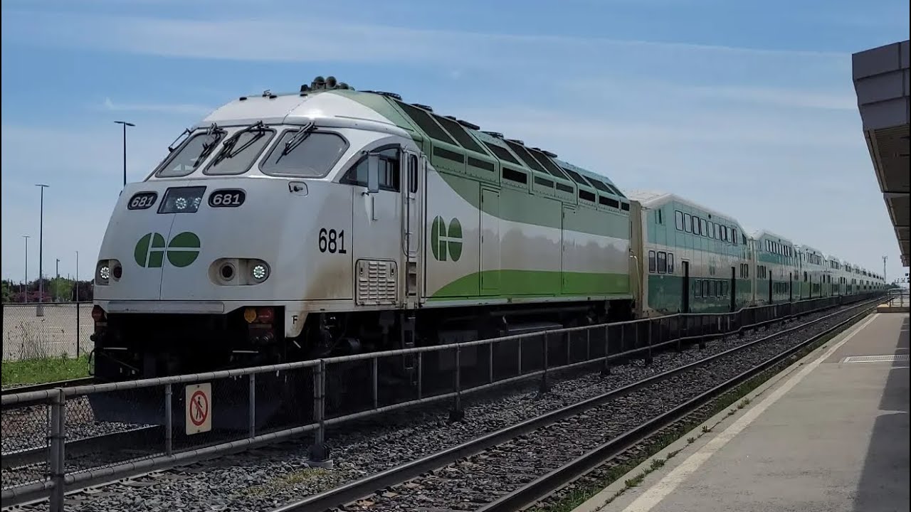 GO 1022 - 681 With 353 Departing Bronte