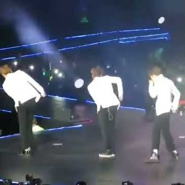 Fans exo ada yang melemparkan b* di depan sehun saat konser