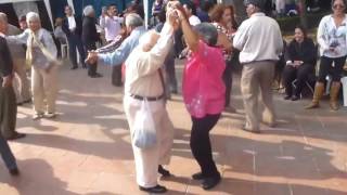 Дедушка зажигает на танцполе (Grandpa dancing)