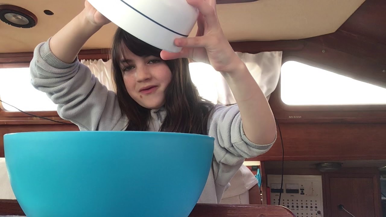 Océane fait des recettes dans le bateau