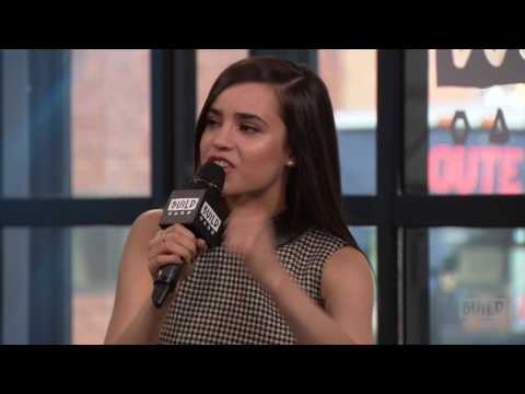 Video: Sofia Carson Praat Over Nieuwe Muziek, Descendants 2 En Haar Mode-favorieten