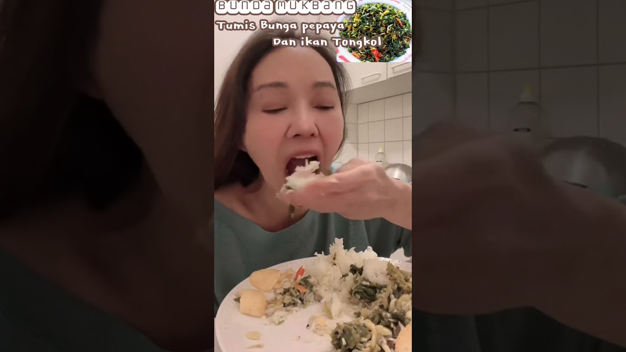 Bunda Mukbang Tumis Bunga Pepaya dan Ikan Tongkol