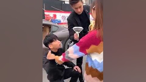 Cười vỡ bụng với màn cầu hôn bằng nhẫn kim cương