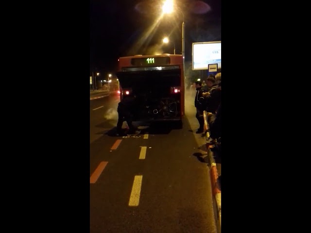 VIDEO - Autobuz Tursib plin cu pasageri, cuprins de flăcari în mers 1 video