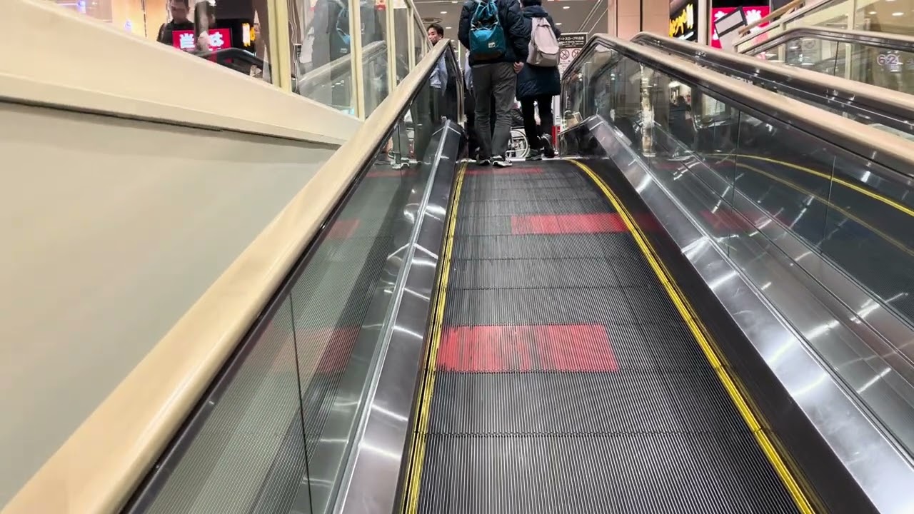 エスカレーター　アリオ亀有　地下１階駐車場から店舗１階へ