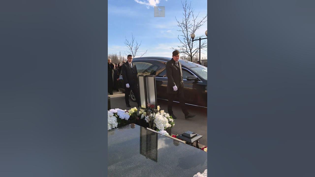Ф. Киркоров у памятника Ю. Шатунова с детьми! #киркоров #шатунов