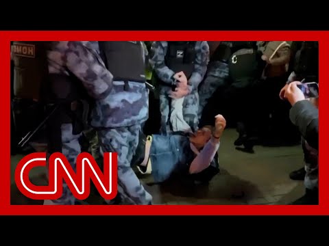 Crackdown in Russia: Video shows police arresting protesters