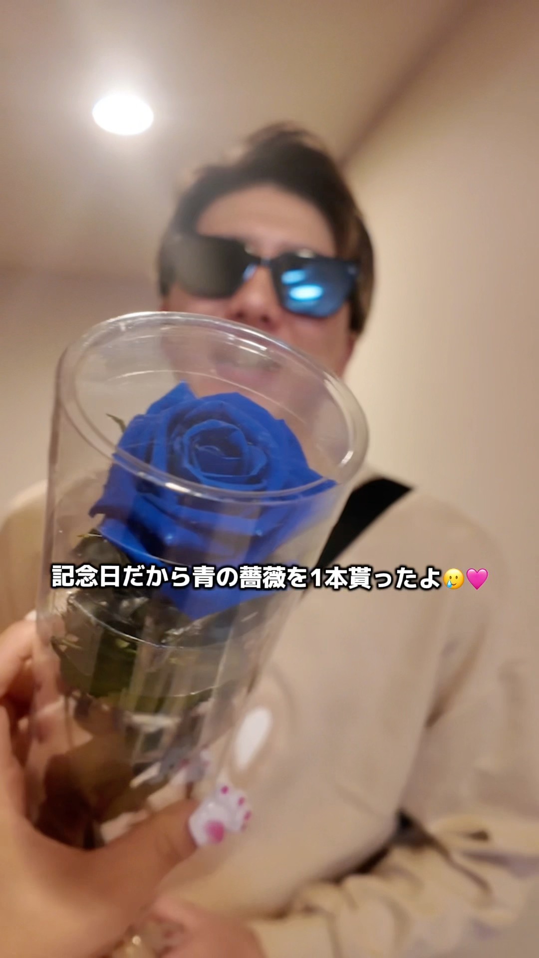 I received a single blue rose for our anniversary 🥺🩷 I'll do my