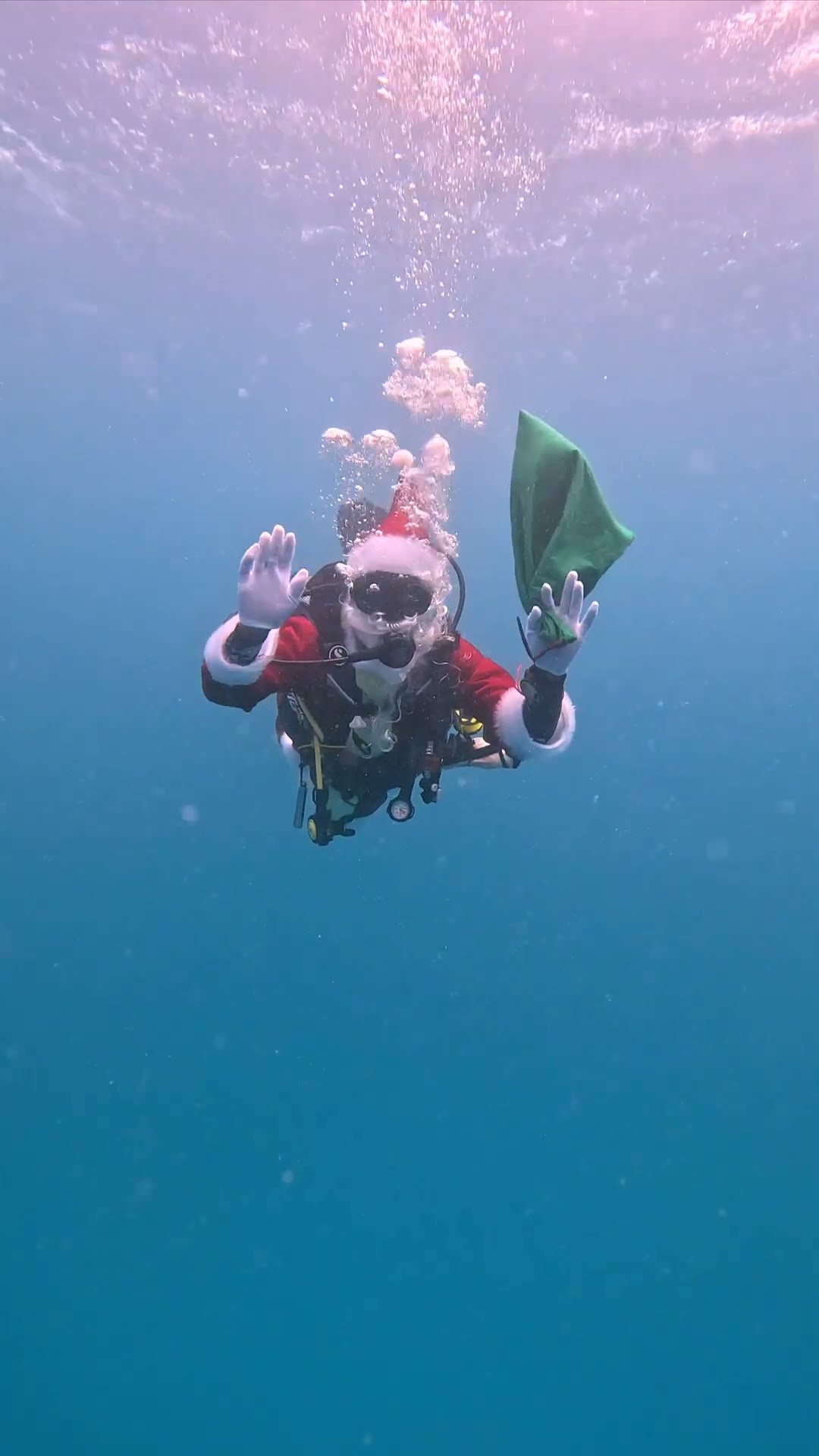 Santa Goes Diving || ViralHog