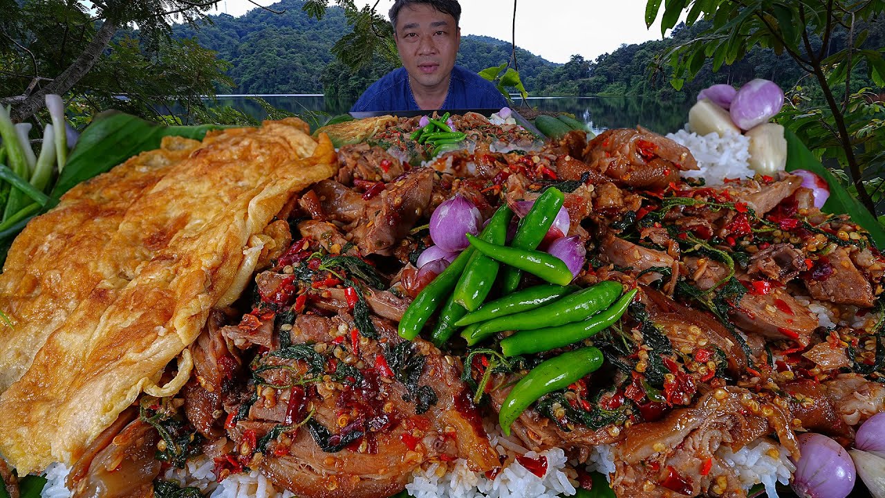 กะเพราขาหมูพะโล้นุ่มๆเปื่อยๆแกล้มพริกสดหอมแดงกระเทียม-29-10-2023-