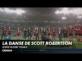 La traditionnelle danse du coach scott robertson aprs le sacre des crusaders