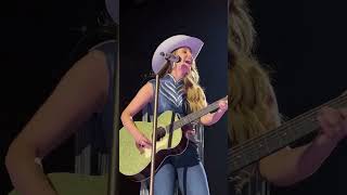 Lainey Wilson’s latest performance at the #Whirlwindworldtour was truly unforgettable for her fans
