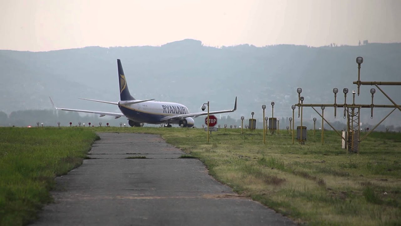 Bratislava Airport - Ryanair landing & takeoff