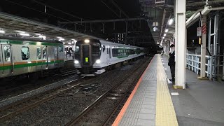 [ジョイント音]回9581M E257系 OM-51編成 日光集約臨(修学旅行臨時列車) 団体列車の返却回送がフルビームでジョイント音を鳴らしながら大宮駅10番線を通過するシーン