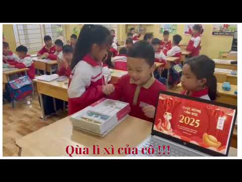 Học sinh lớp 3A nhận quà lì xì đầu năm