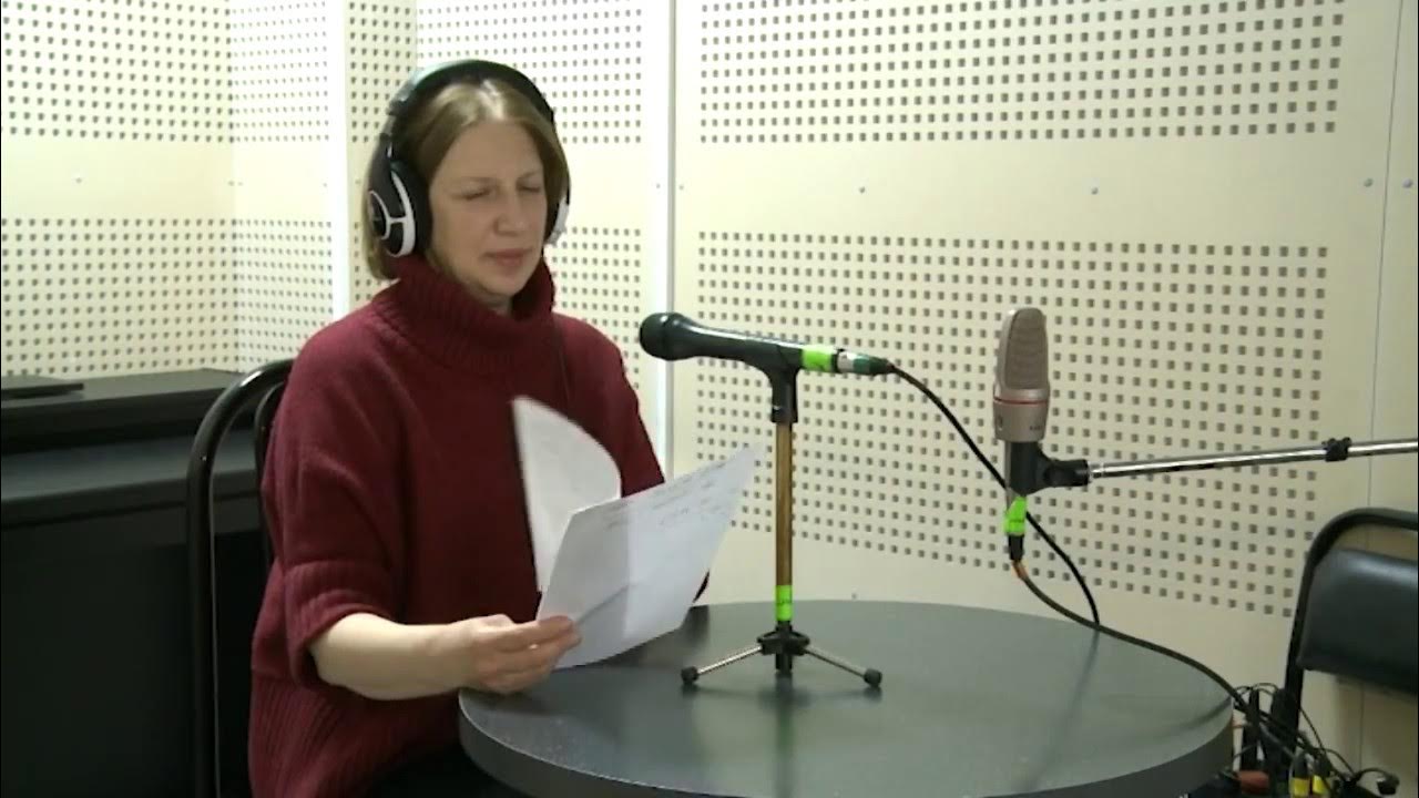 Микрофон фон. Радио эфиры ютуб. Микрофон для радиостанции. Ведущие радио. Микрофон для радиовещания.