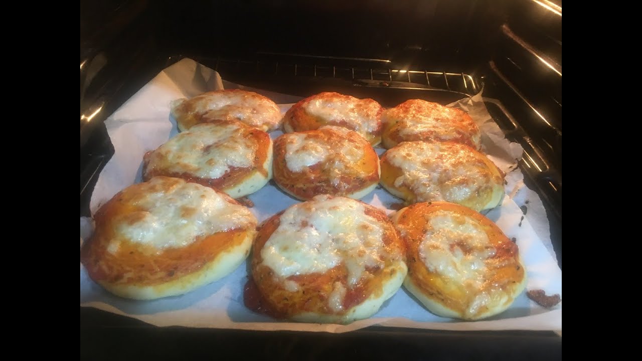 بيتزات صغيرات بالزيت الزيتونة بالفلفل الأحمر والحبق طريقة مختليفة لشهر الكريم