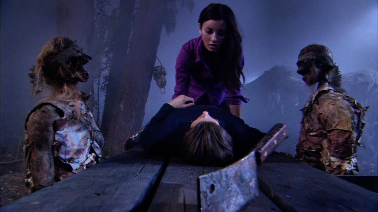 Охота за золотом превращается в кошмар: безумный маньяк, превращающий жертв в живых кукол.