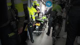 Motociclista se quedó sin gasolina y paseó la moto en TransMilenio por Bogotá