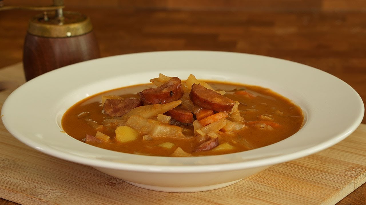 Tradiční polévka z hlávkového zelí – jednoduchý recept, který zahřeje