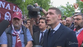 Il capitano andrea belotti legge i nomi dei caduti di superga