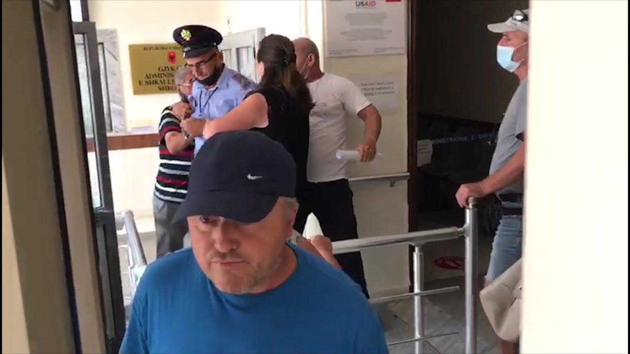 Plas sherri tek Gjykata e Shkodrës/ Banorët nxjerrin policin jashtë, hyjnë me dhunë në godinë