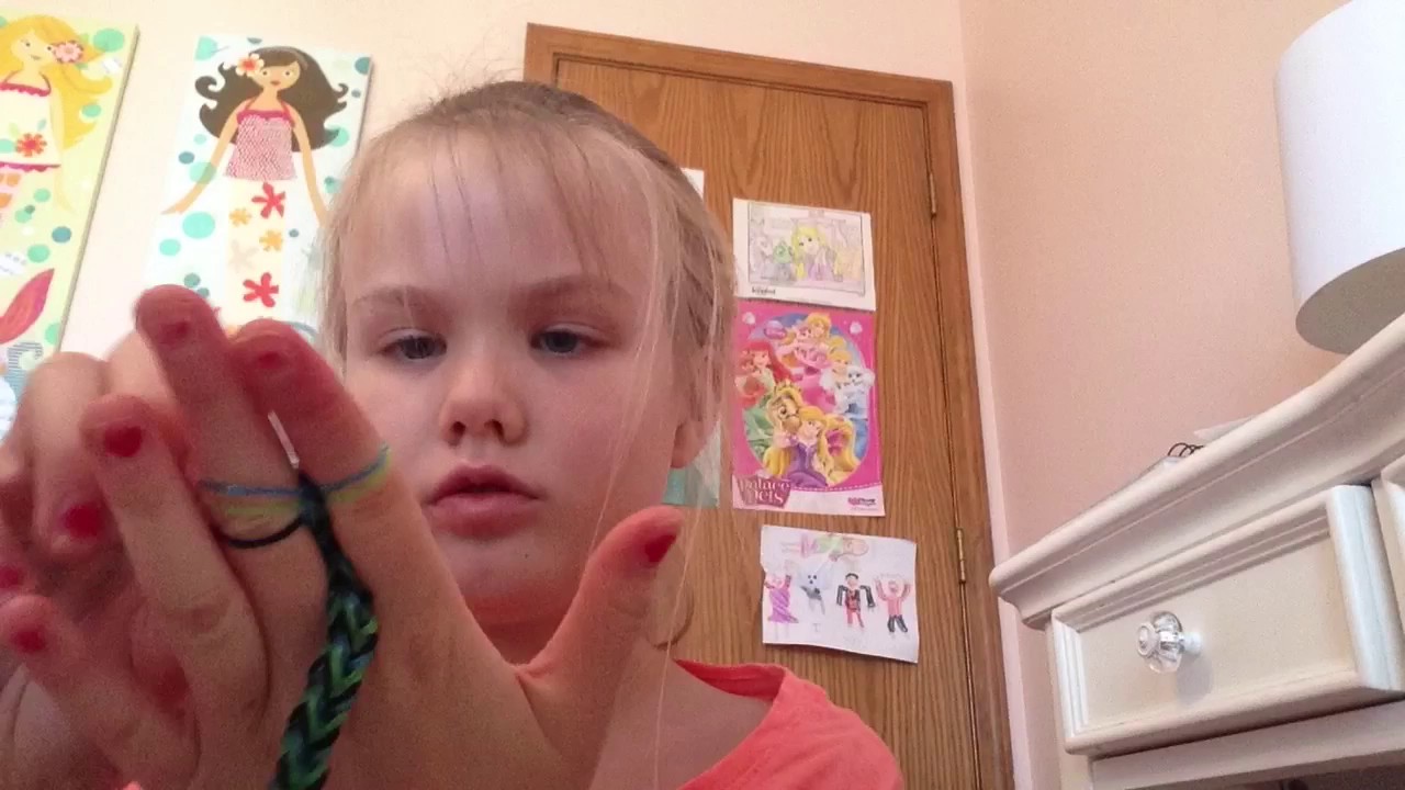 How to make a Rainbow Loom fishtail bracelet on your fingers! YouTube