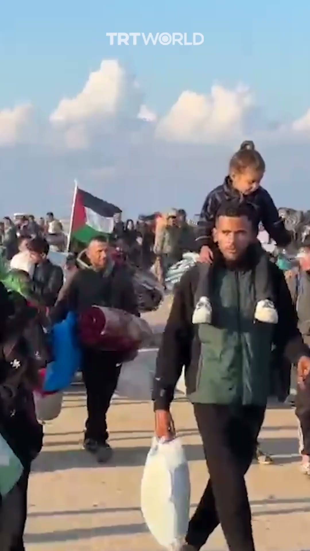Displaced Palestinians begin returning to northern Gaza
