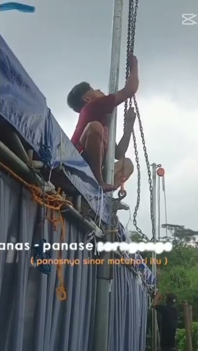 Proses Penaikan Tenda Derek