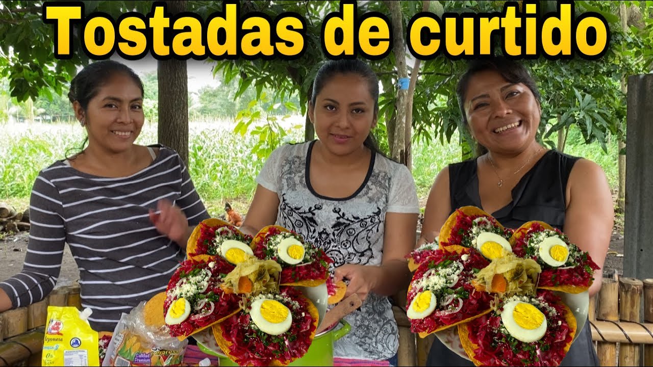 Preparando unas ricas enchiladas guatemaltecas