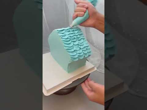The process of creating a cake house. What's interesting is that it's the kind of sloppy designs