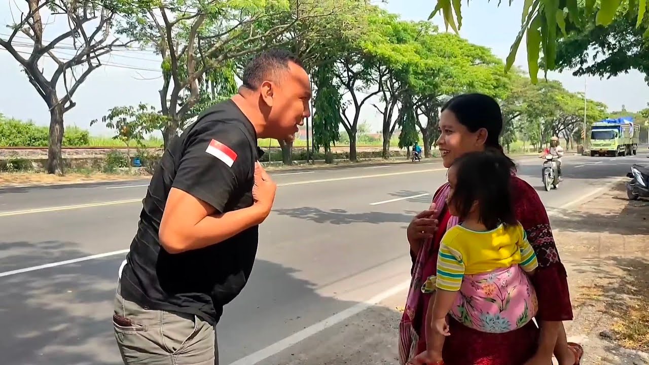 IBU GENDONG ANAKNYA DIBAWA TERIK JALAN KAKI,DITOLAK SAAT MINTA BANTUAN TEMAN NANGI$ PULANG DI CEGAT!