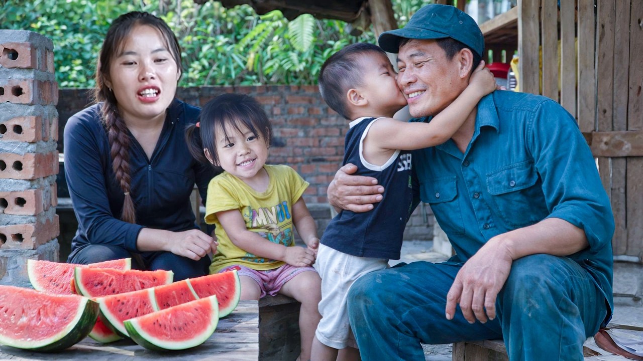一位單親媽媽在雨天從池塘裡捕捉大魚，拿到市場上去賣，為孩子買食物，照顧剛出生的小豬。