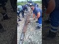 鉄道のメンテナンス：手作りツールで線路を整備する作業員たち