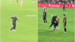 Il bodyguard di Messi è un mostro di velocità, prende per il collo l'invasore