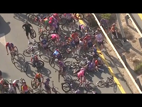 UAE TOUR FÉMININ - Une grosse chute projette à terre la moitié du peloton