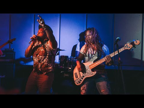 Fyütch & Divinity Roxx perform 