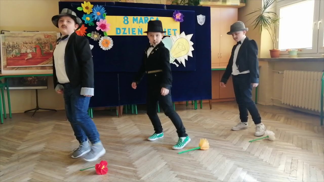 Życzenia z okazji Dnia Kobiet - kabaretowy występ uczniów klasy 2b