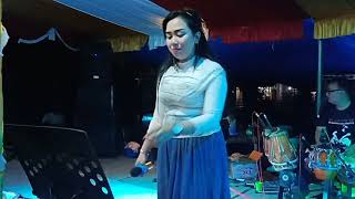 Goyang itik Dinda biduan hot cantik suara merdu lagu dangdut Bagai Langit  dan Bumi ~ Aida Electone