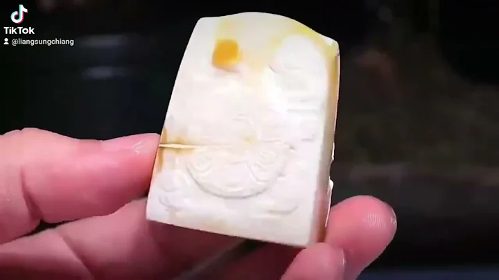 @【普贤菩萨】- 收藏级俄料金瓷白花蜡 | 金白相交 天然溶洞蜜 | 顶级漆白 俏色巧雕 | 蜡质丝滑浓郁｜肖时清老师作品规格46.5*36*22mm 克重22.43g喜缘私 - 天天要闻