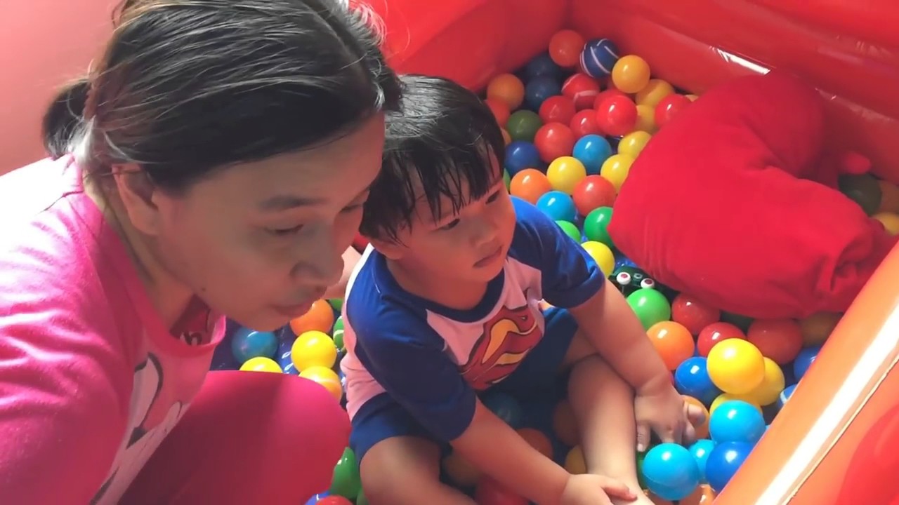 Huge Lightning McQueen Car Inflatable Unpacking. Filled with Ball Pits and Fergus Favorite