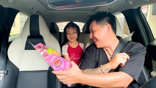 Diem and Quynh were very happy that dad had bought them gifts